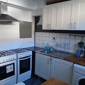 Single Bedrooms With Wifi And Underbed 10 London